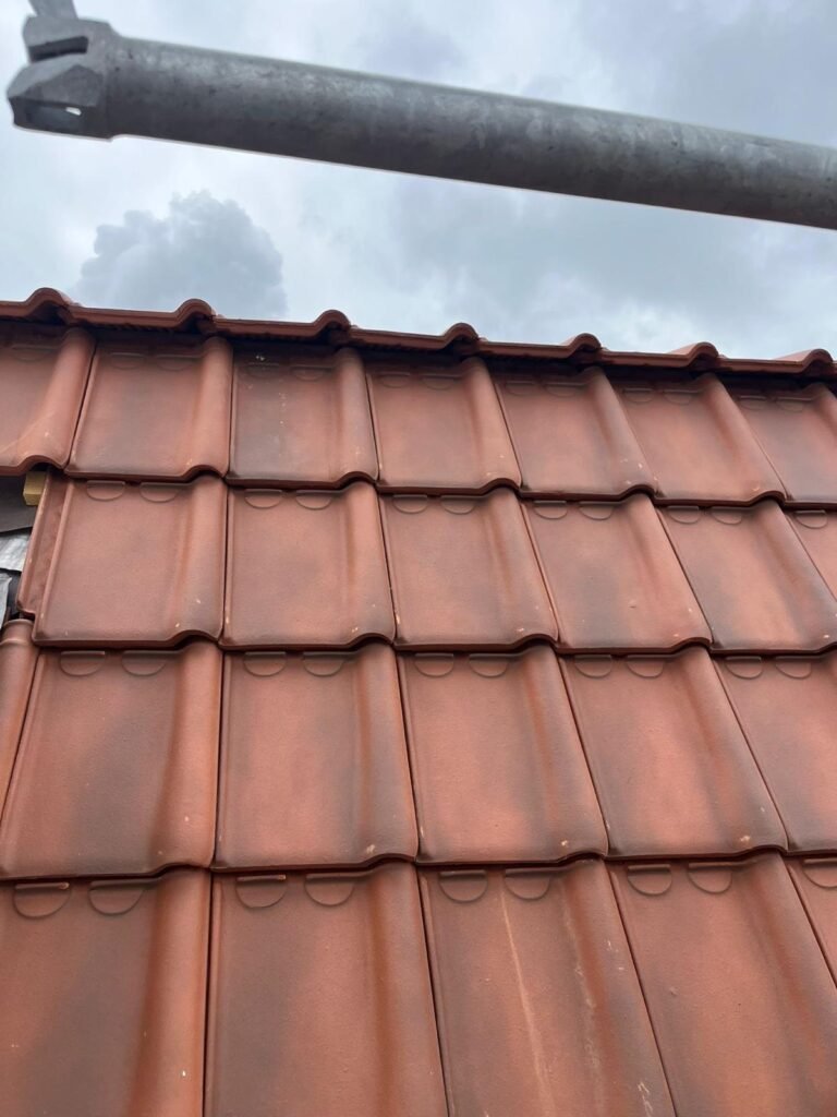 Pourquoi on ne monte pas sur un toit en pleine tempête