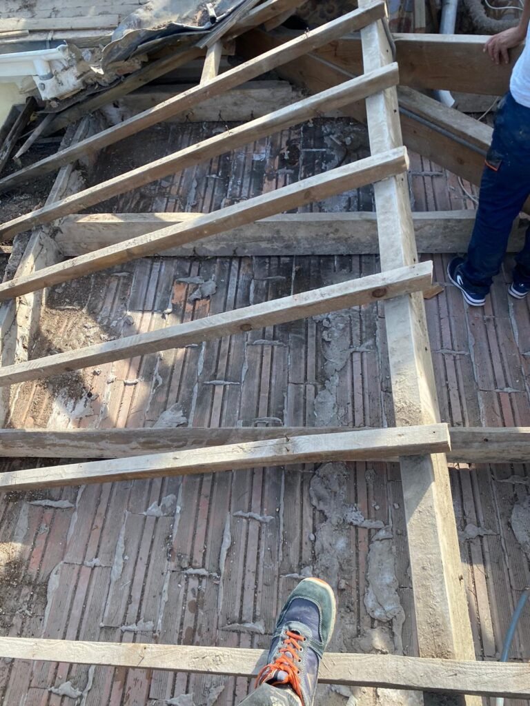 Charpente, couverture et isolation dans le même chantier